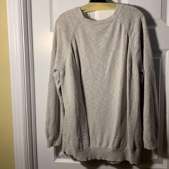 Size 3 gray crewneck lightweight sweater - Picture 3 of 7